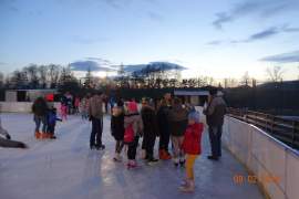 Dzieci biorą udział w konkursach na lodowisku