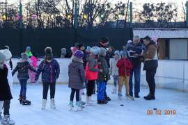 Dzieci biorą udział w konkursach na lodowisku