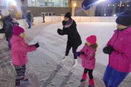 Dzieci bawią się na śniegu i lodowisku