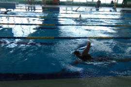 pływanie zawodników podczas rywalizacji triathlonowej