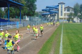 Dzieci biorą udział w biegu