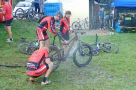 zawodnicy czyszczący swoje rowery