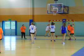 Dziewczęta grające w koszykówkę