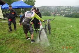 Druhowie OSP myją rowery po zawodach