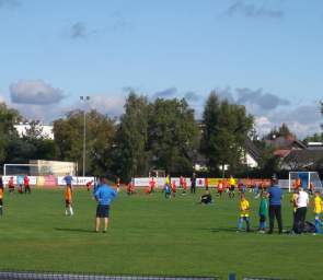 Młodzi piłkarze rozgrywają mecz